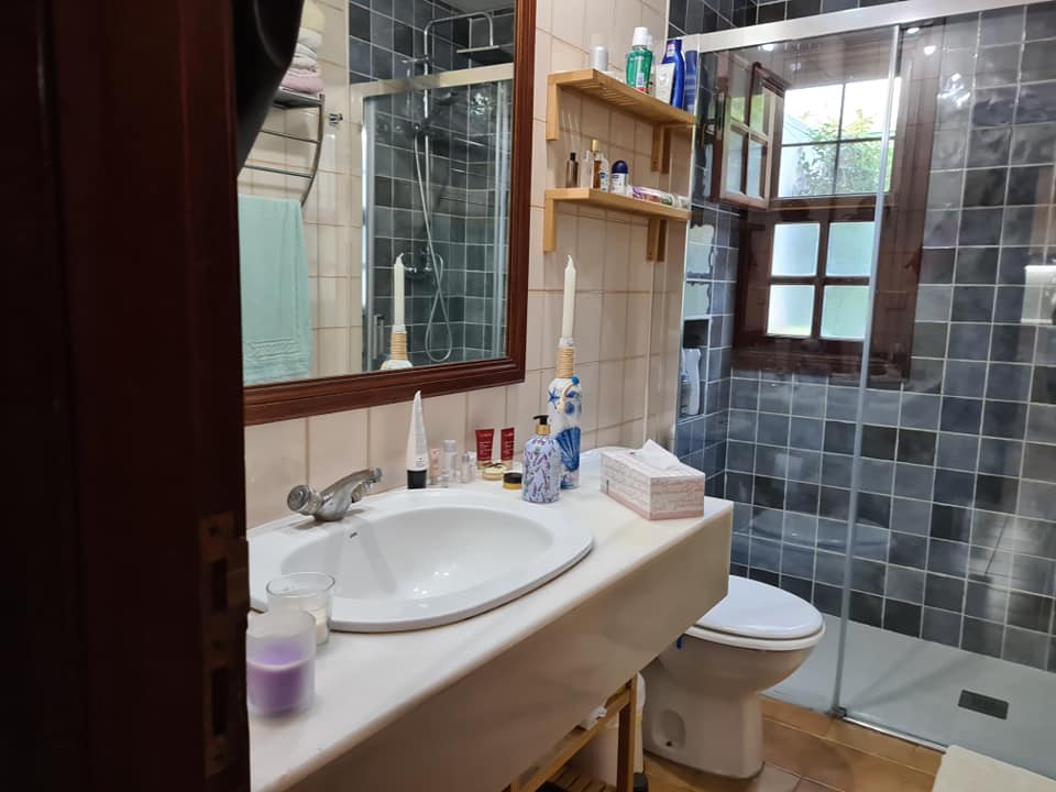 Ein Badezimmer mit Waschbecken, Toilette und Dusche.
