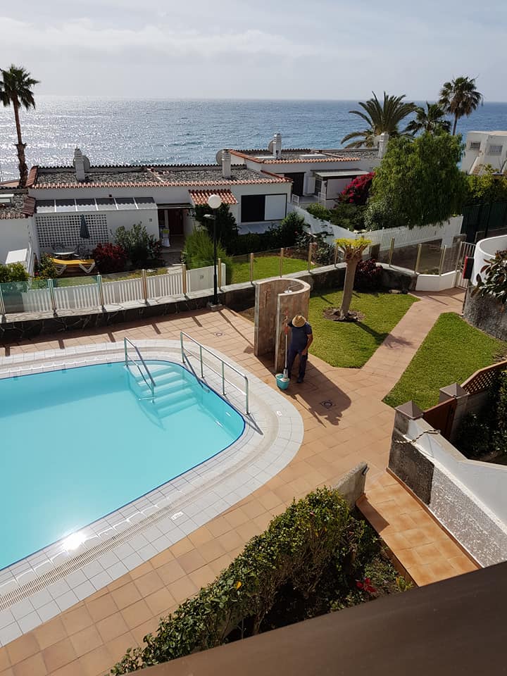 Eine Luftaufnahme eines Swimmingpools mit dem Meer im Hintergrund