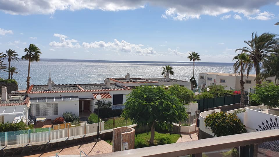 Ein Blick auf das Meer vom Balkon eines Hauses