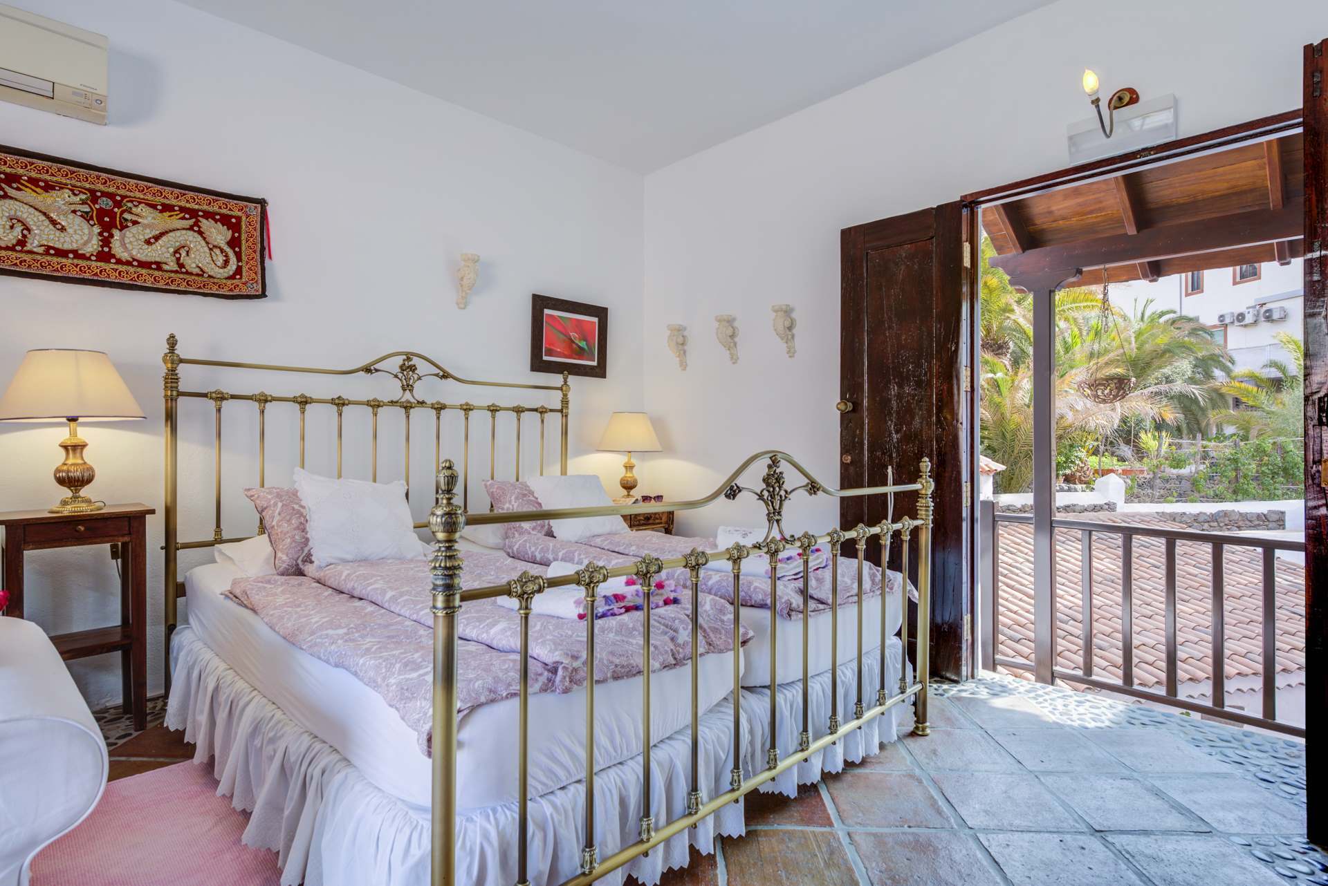 Ein Schlafzimmer mit großem Bett und Balkon