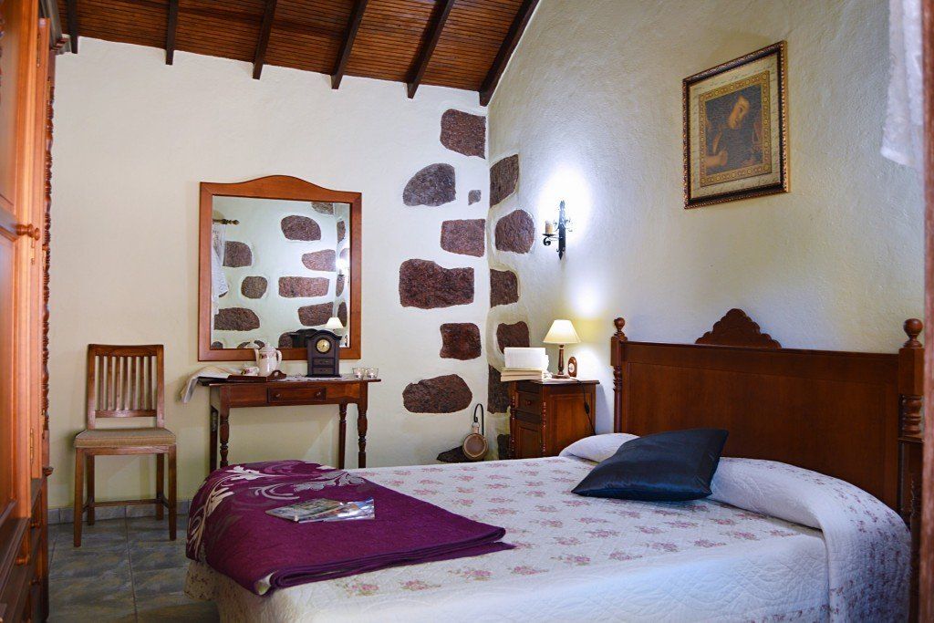 Ein Schlafzimmer mit großem Bett und Spiegel