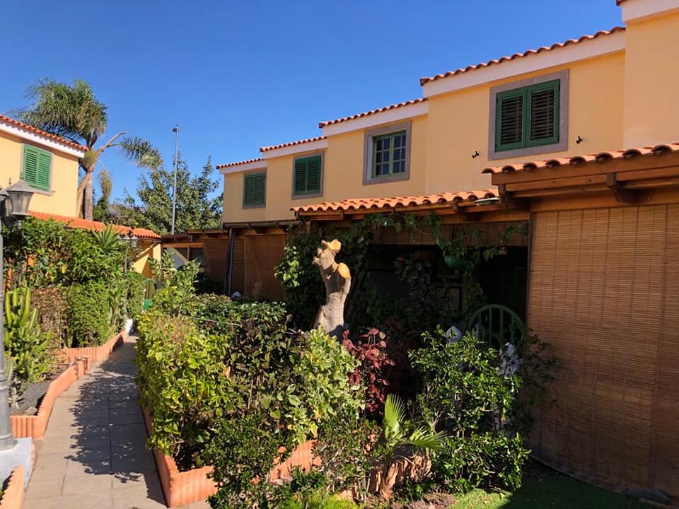 Ein Haus mit einer Statue davor