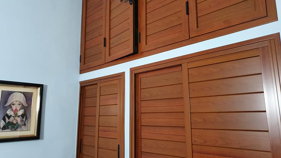 An der Wand über den Schranktüren hängt ein Bild von einem Clown.