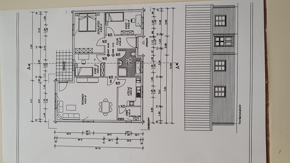 Ein schwarz-weißer Grundriss eines Hauses