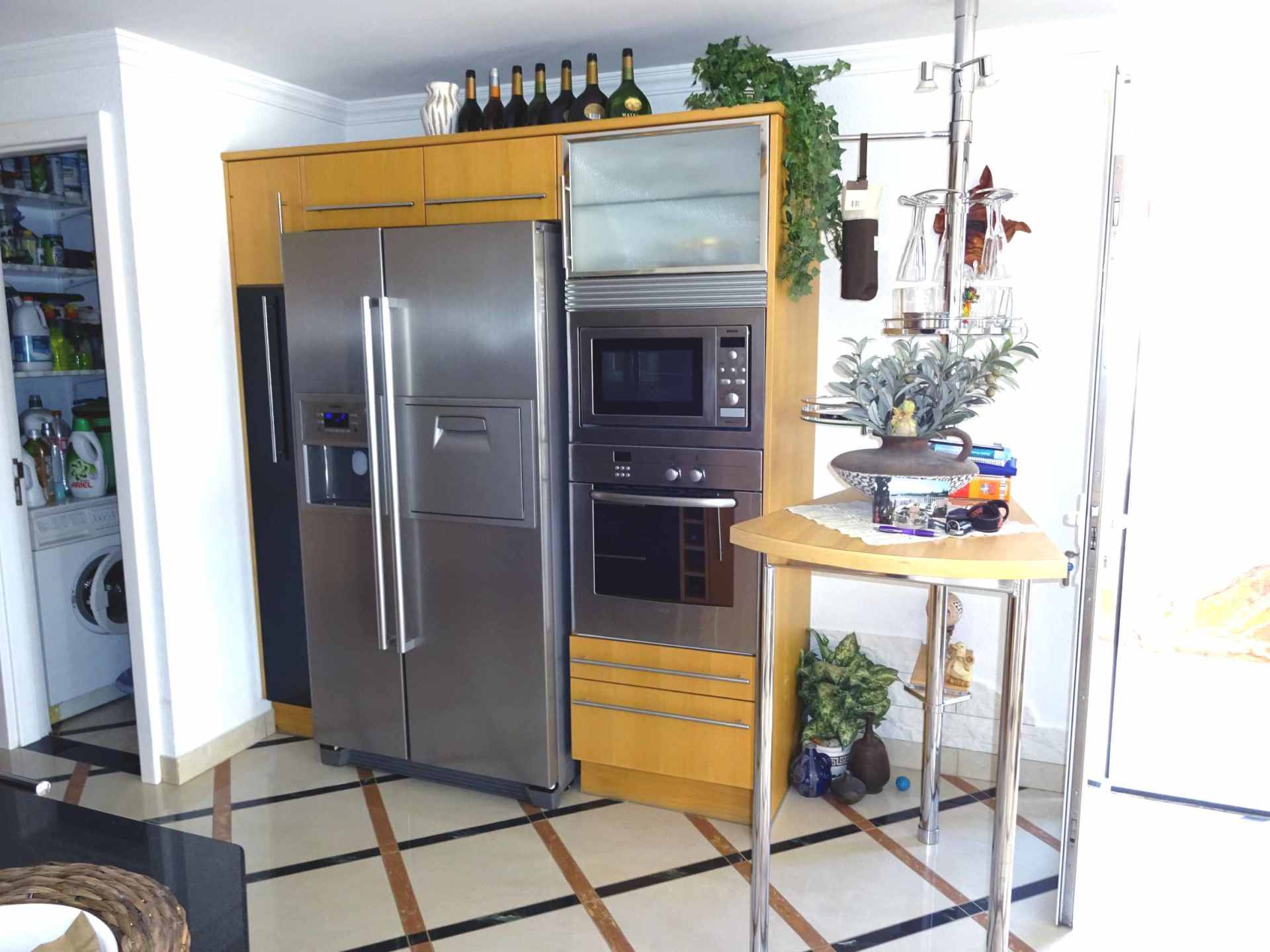 Eine Küche mit Edelstahlkühlschrank und Mikrowelle