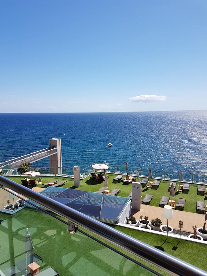 Ein Balkon mit Blick auf das Meer an einem sonnigen Tag