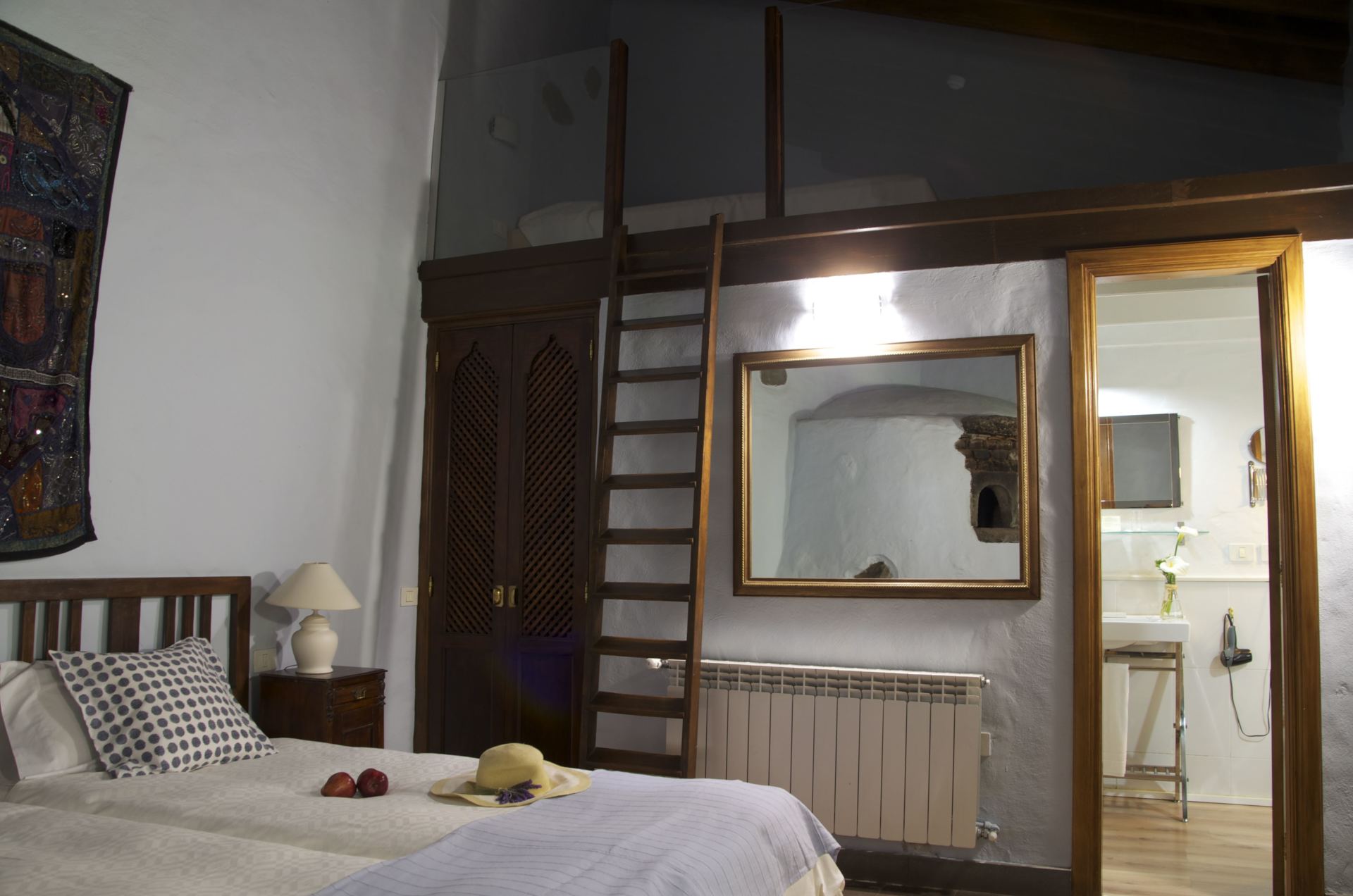 Ein Schlafzimmer mit einer Leiter und einem Spiegel