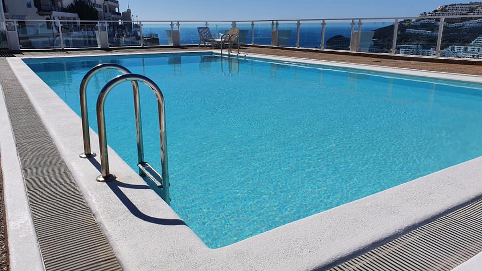 Ein großer Swimmingpool mit Blick auf das Meer