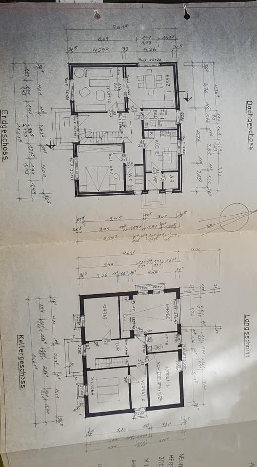 Auf einem Blatt Papier sind zwei Grundrisse eines Hauses abgebildet