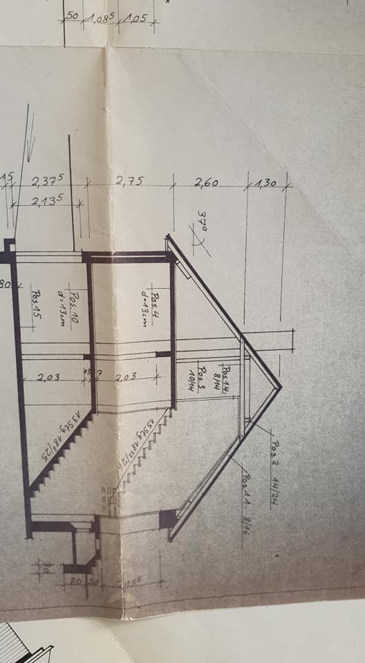 Eine schwarz-weiße Zeichnung eines Hauses mit Treppe