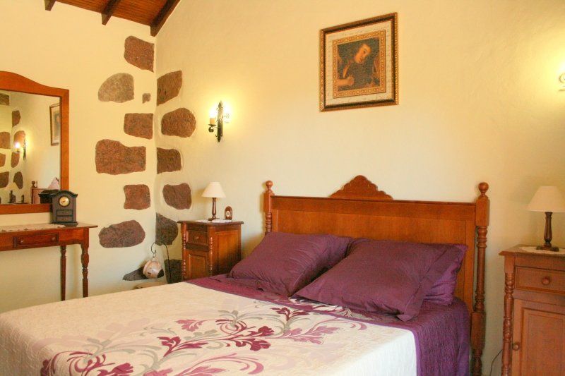 Ein Schlafzimmer mit großem Bett und Spiegel