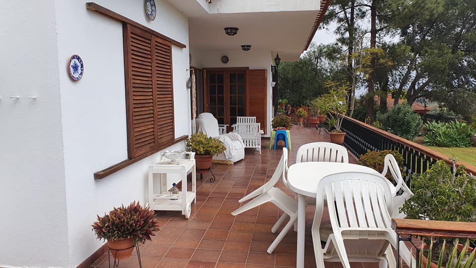 Ein Balkon mit Tisch und Stühlen