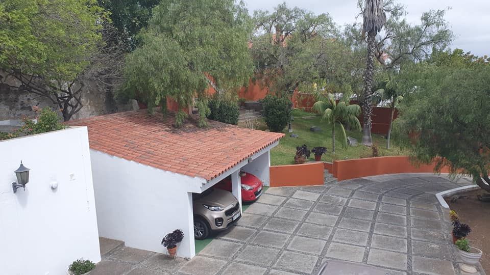 Ein Auto ist in einer Garage neben einem Haus geparkt.