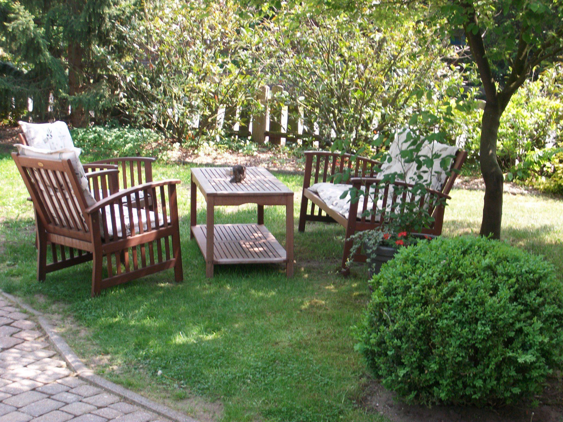 Eine Wiese mit Stühlen und einem Tisch