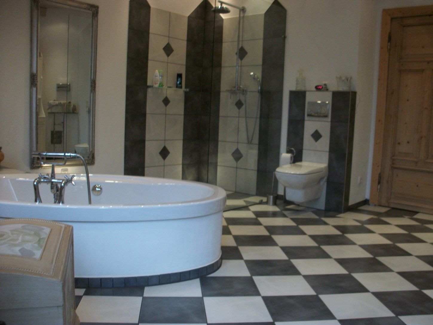 Ein Badezimmer mit kariertem Boden und Badewanne