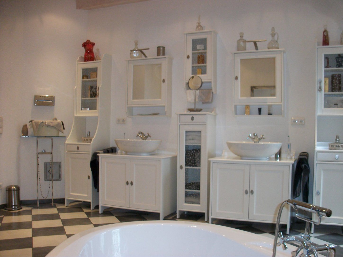 Ein Badezimmer mit zwei Waschbecken und einer Badewanne