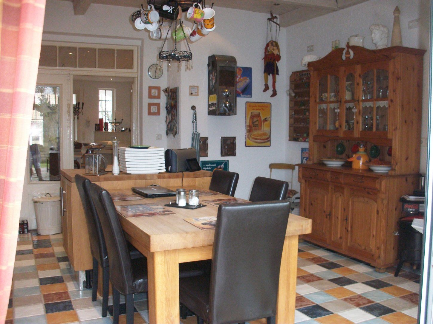 Ein Esszimmer mit einem Holztisch und Stühlen