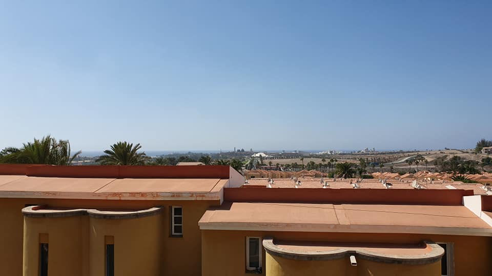 Blick auf eine Stadt vom Dach eines Gebäudes
