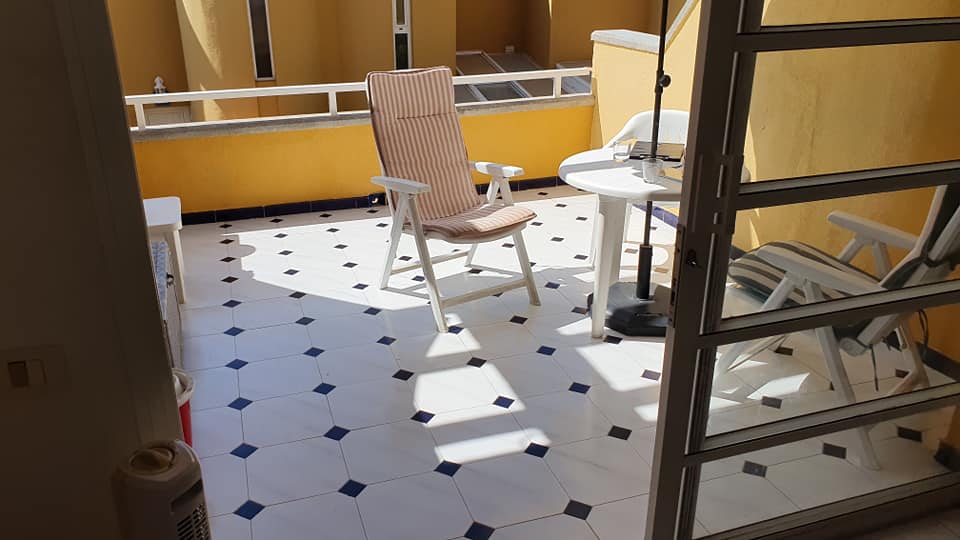 Ein Balkon mit Stühlen und einem Tisch