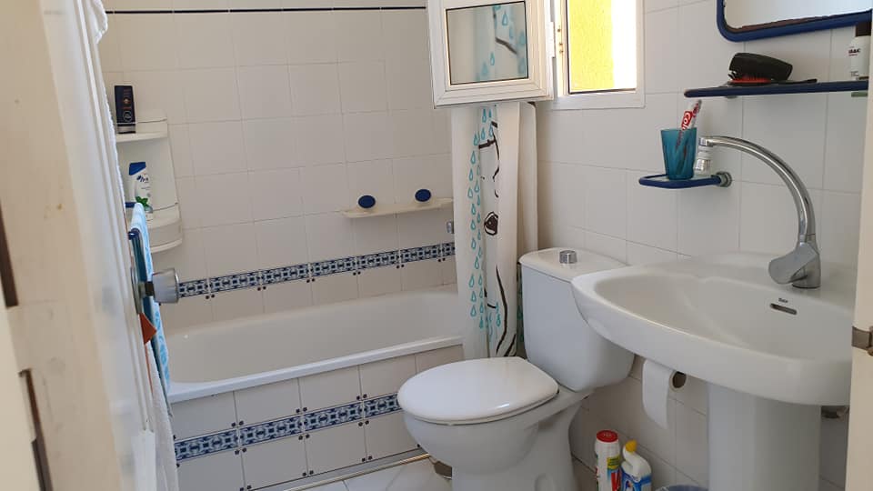 Ein Badezimmer mit Toilette, Waschbecken und Badewanne.