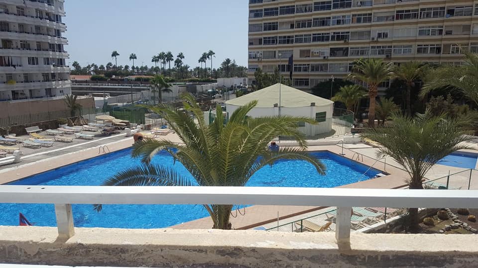Blick vom Balkon auf einen großen Swimmingpool