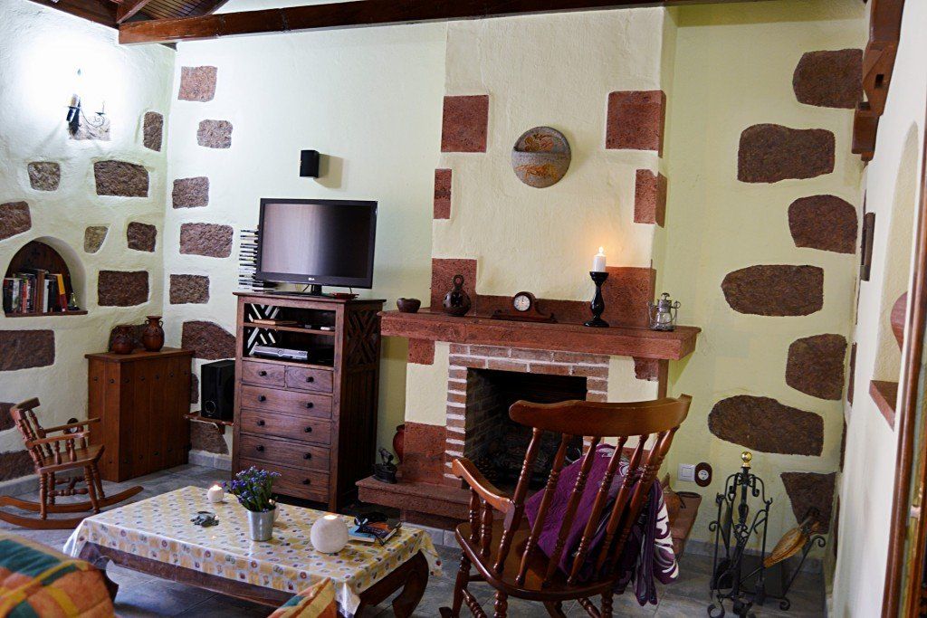Ein Wohnzimmer mit Kamin und Fernseher