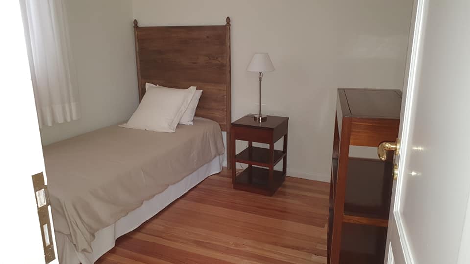 Ein Schlafzimmer mit einem Einzelbett und einem Nachttisch
