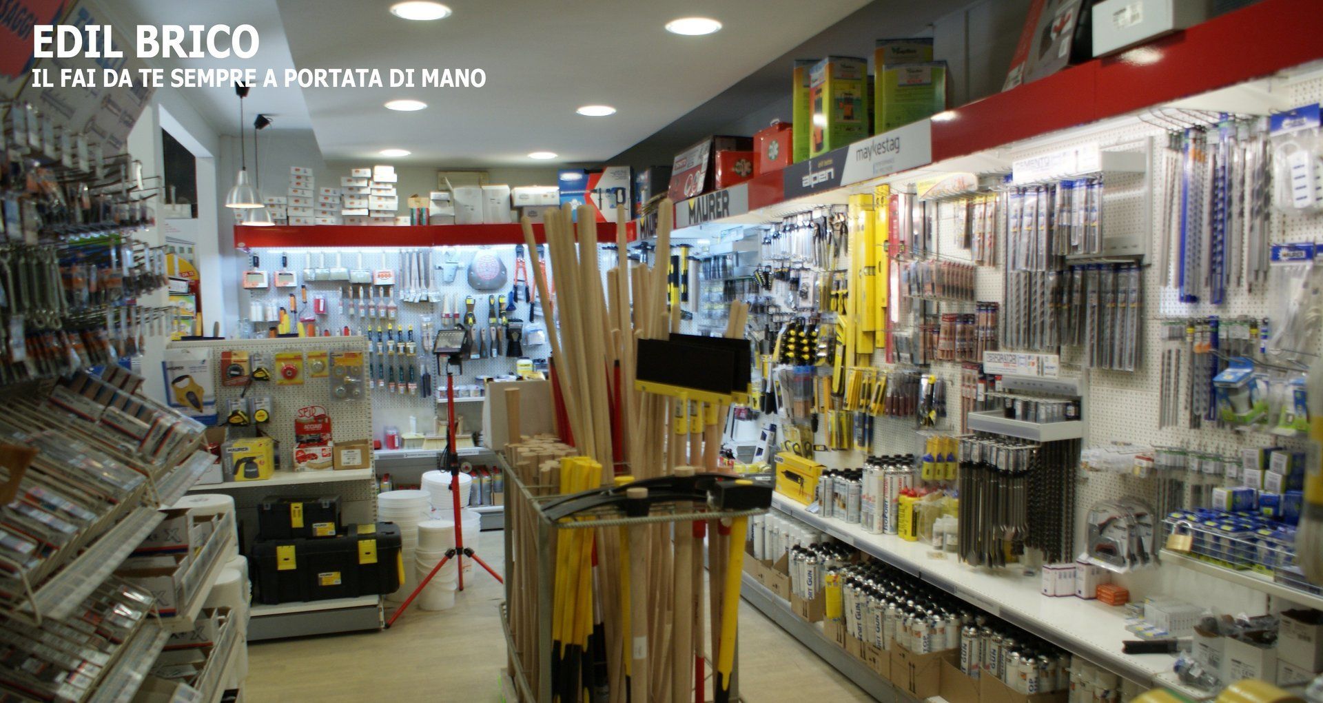 attrezzi da ferramenta in esposizione
