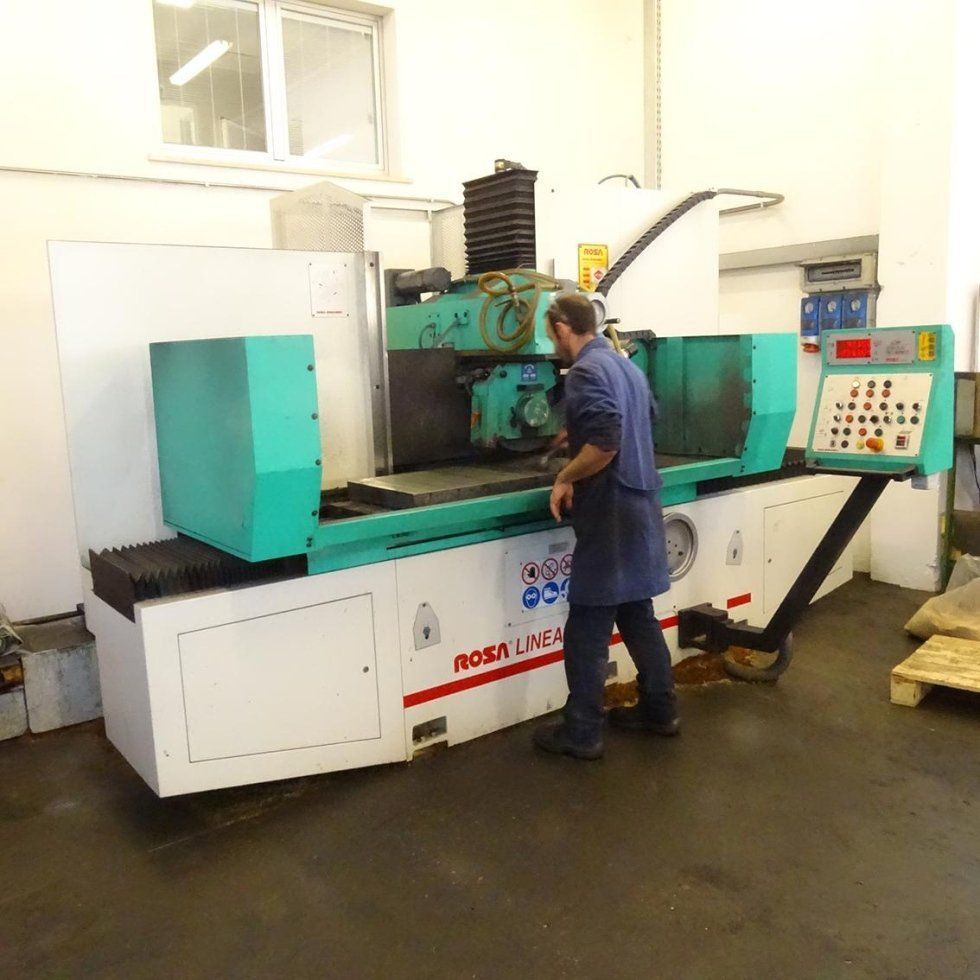 Operator for shearing metal laminates