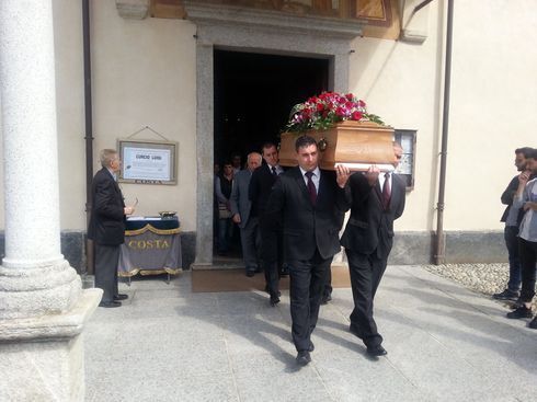 necrofori che trasportano una bara