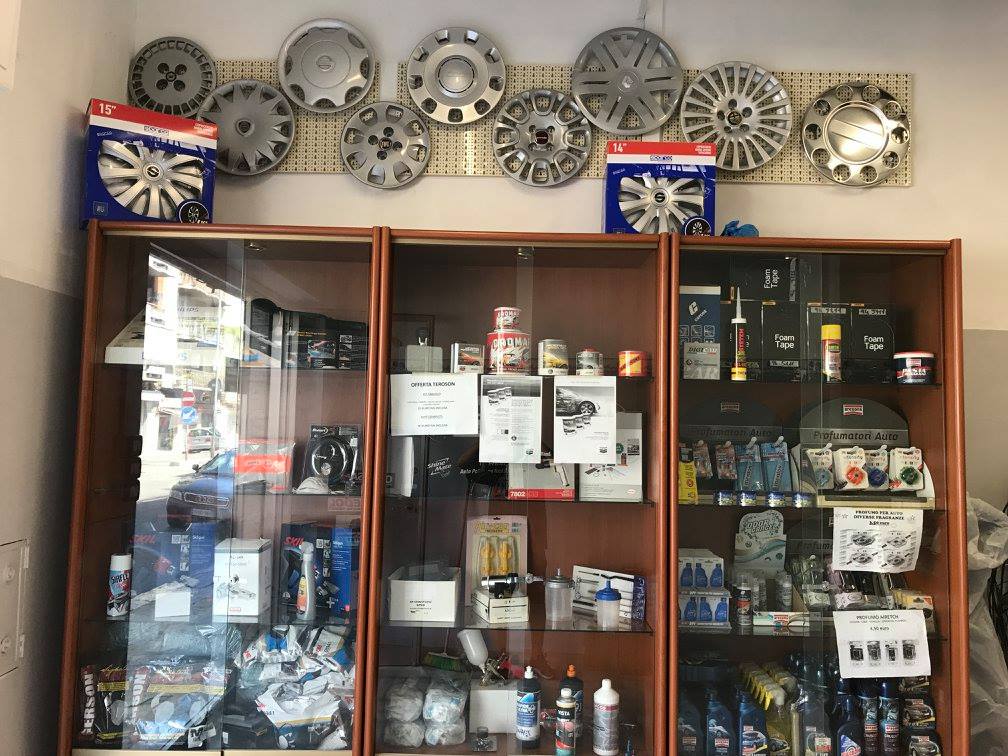 interno del negozio di ricambi auto
