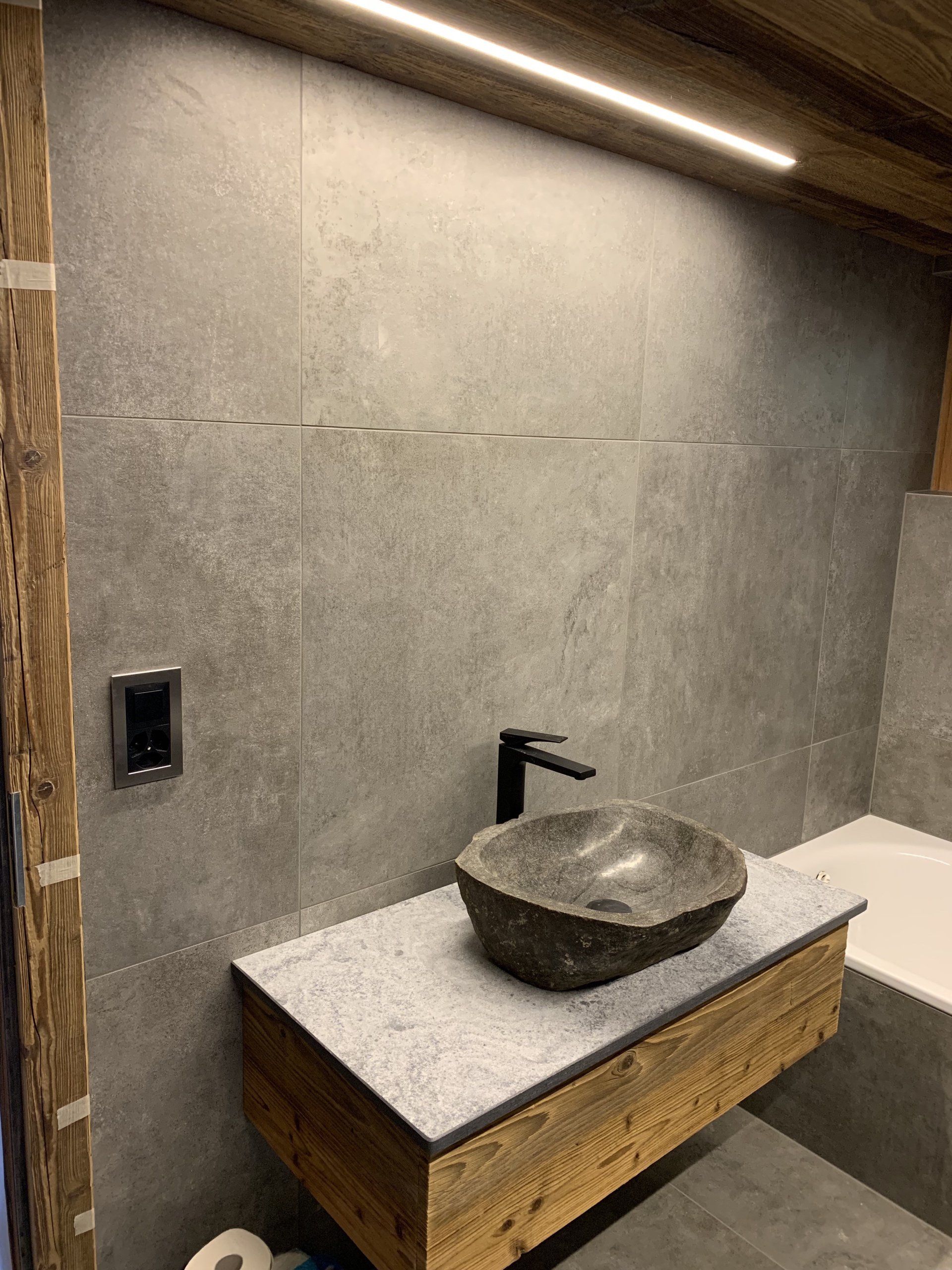 lavabo et mur gris
