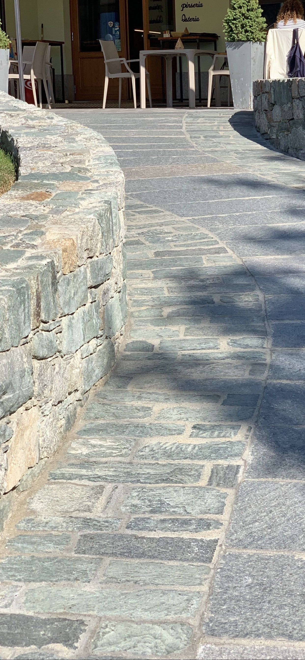 chemin de dalles et muret