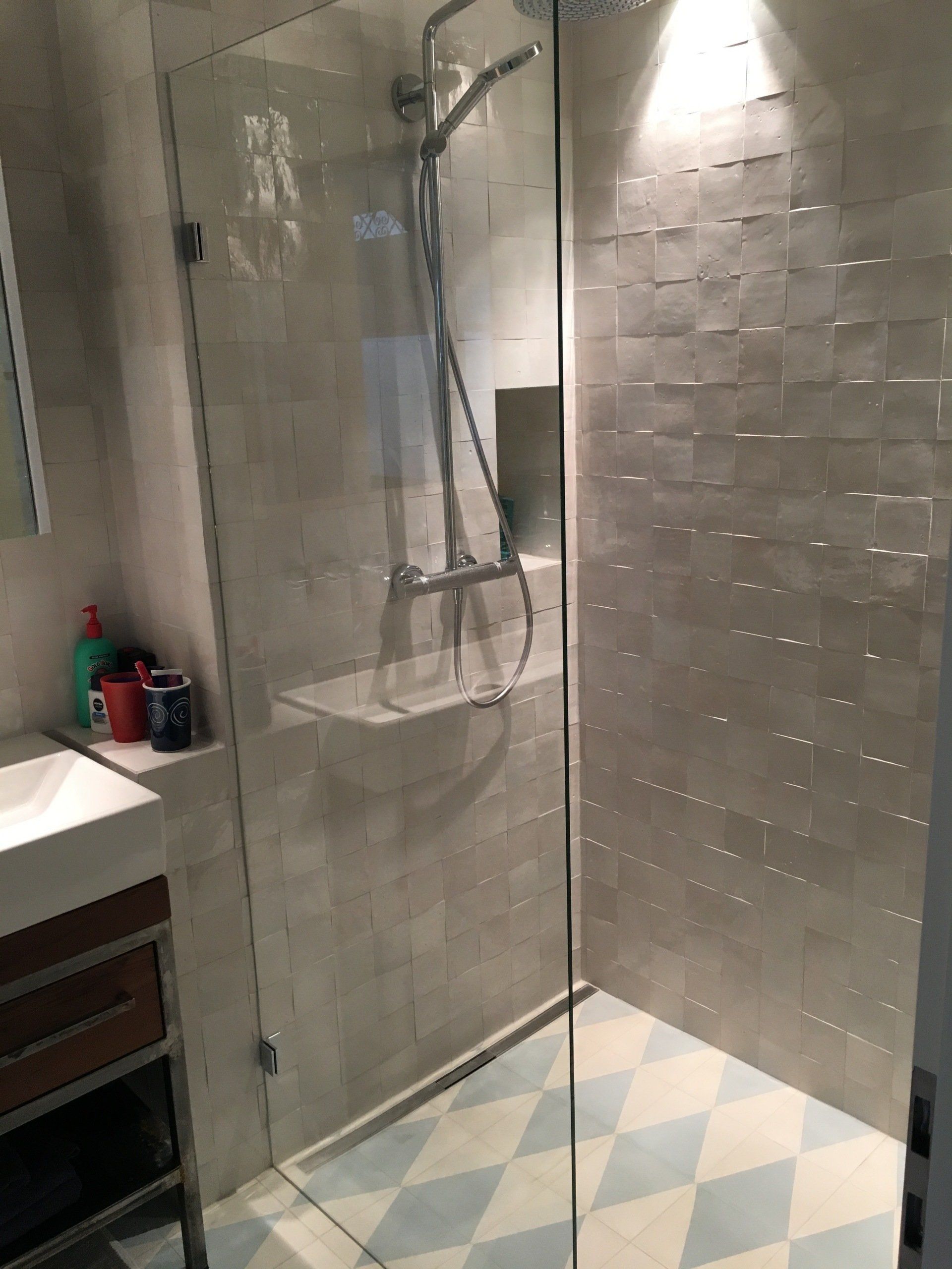 salle de bain moderne design dans les tons gris