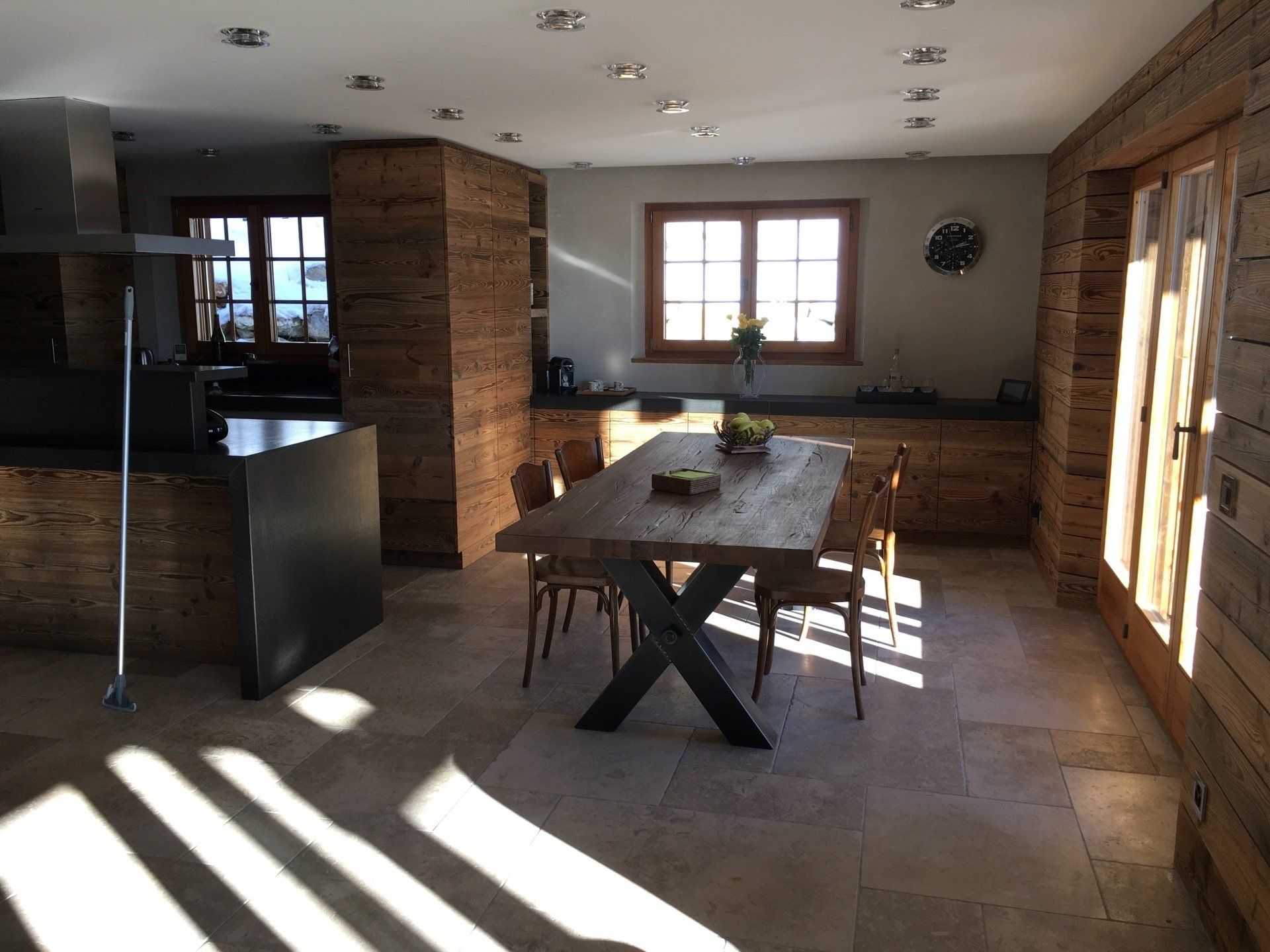 salle à manger de chalet avec boiseries