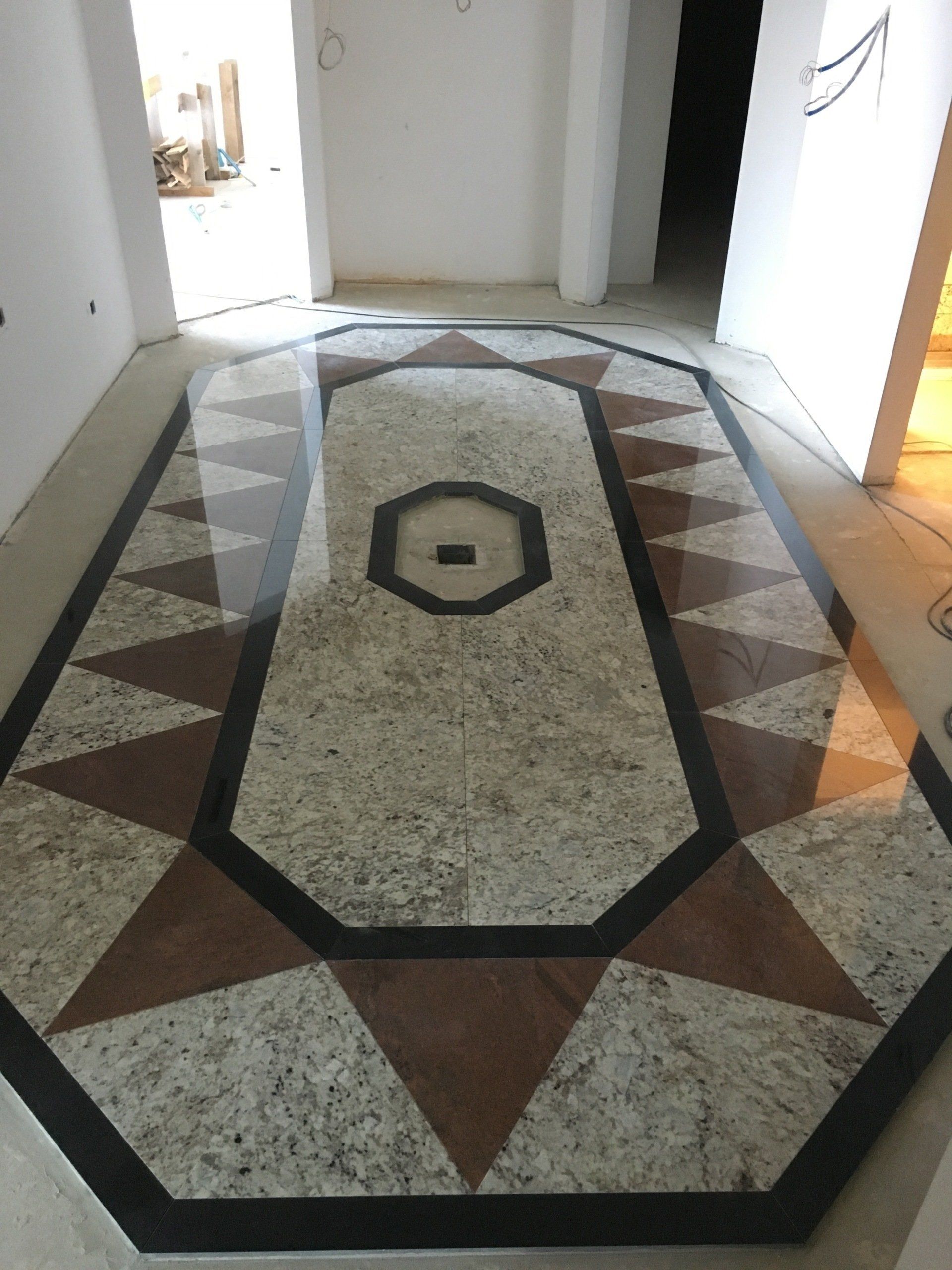 corridor avec tapis de sol blanc