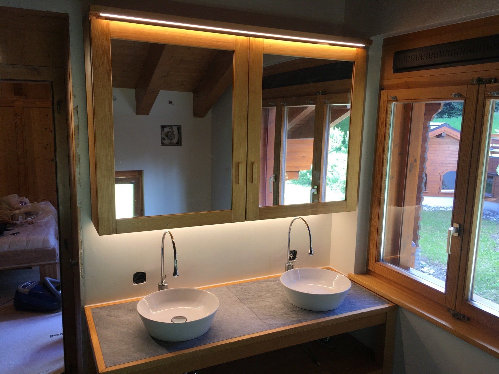 deux lavabos ronds sur meuble de bois