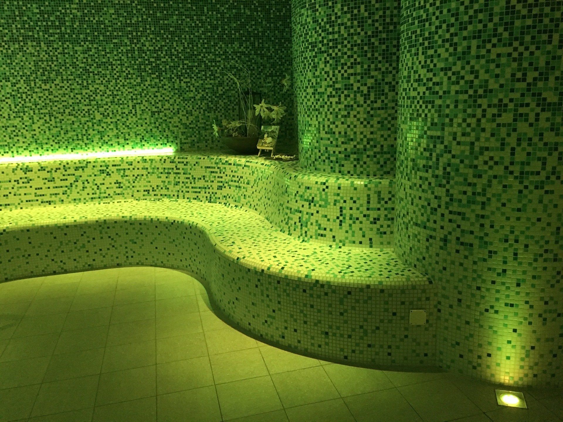 banc hamam éclairé en vert