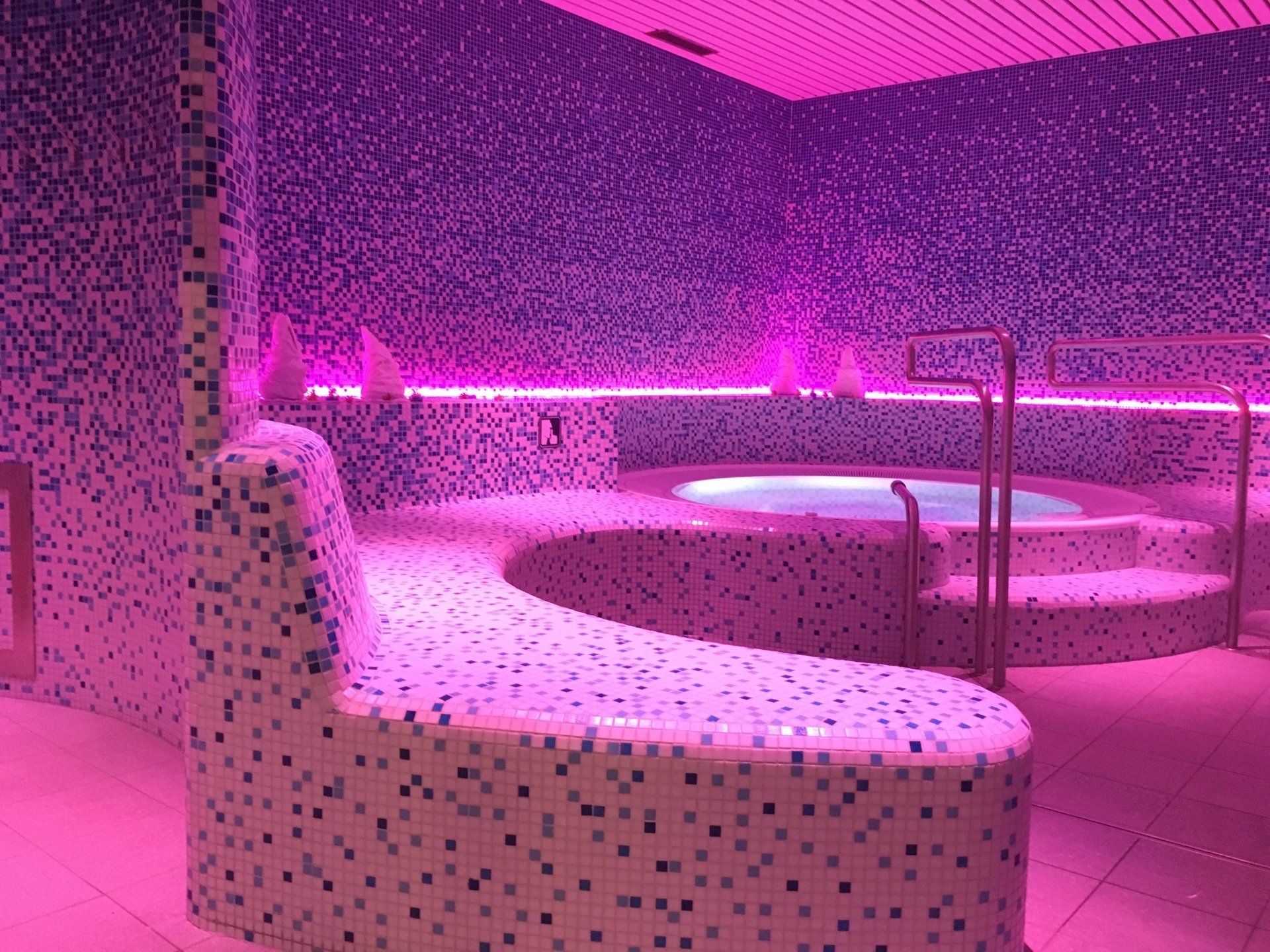salle de spa lumières roses
