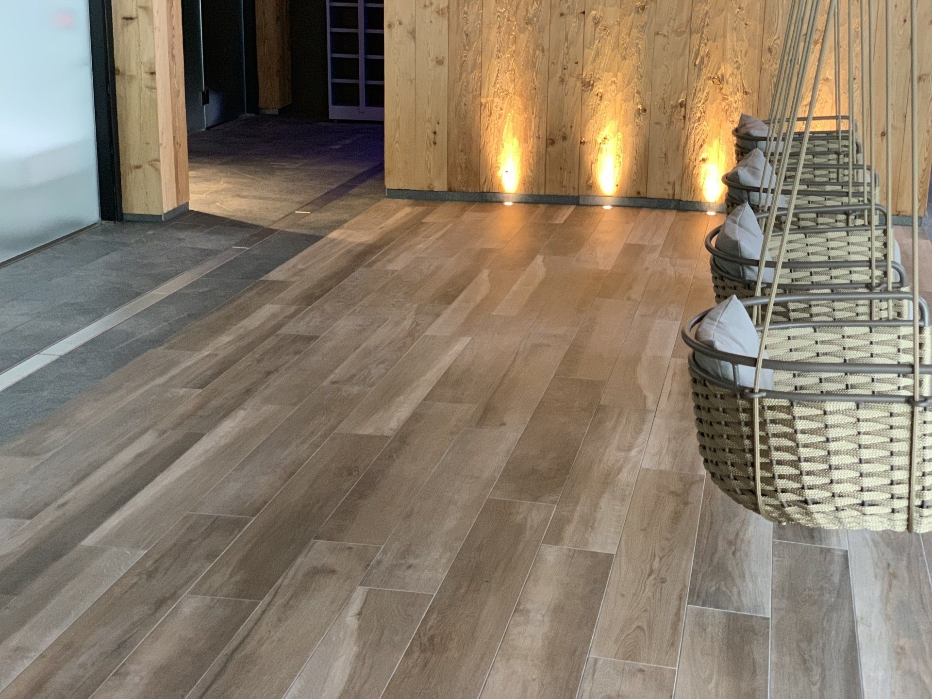 parquet de sol avec chaises suspendues