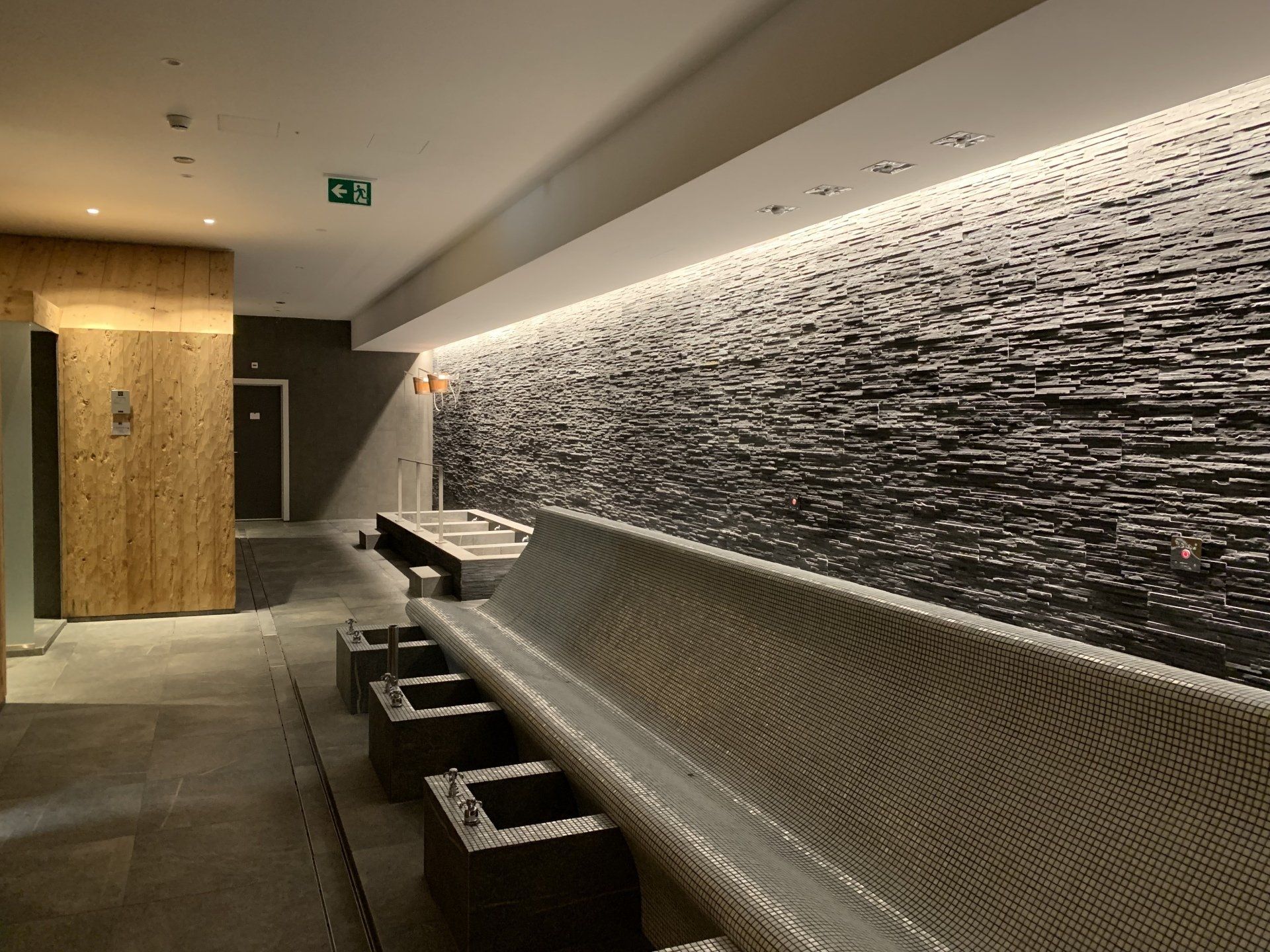 toilettes ultra modernes avec carrelage mural