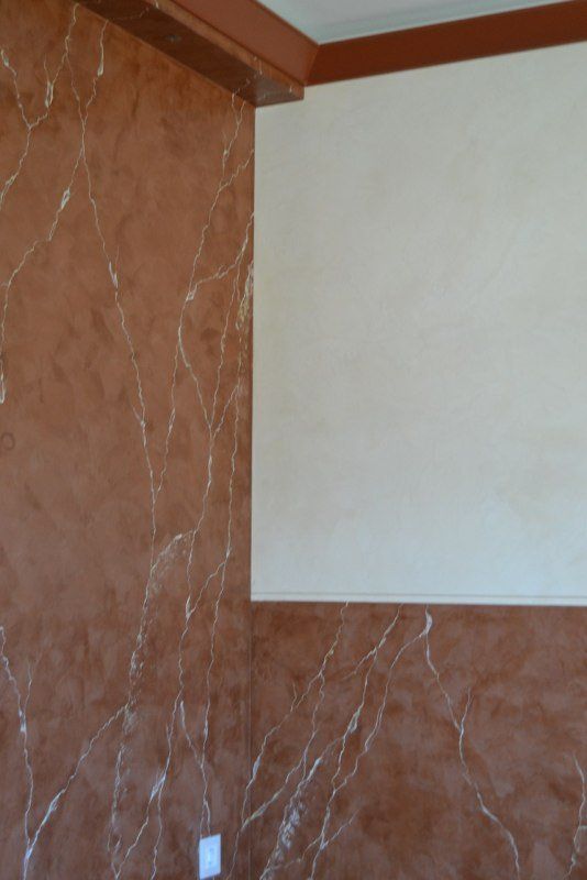 Wand mit roter Marmorimitation