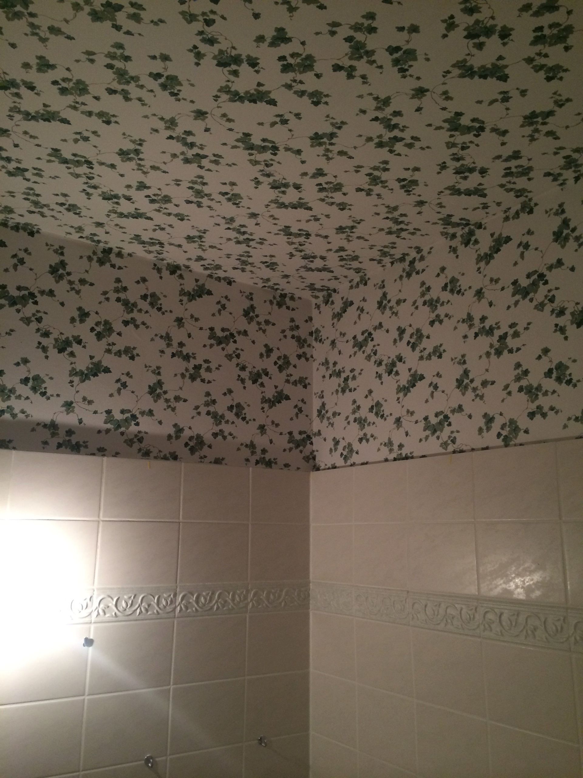 Mustertapete an Wand und Decke