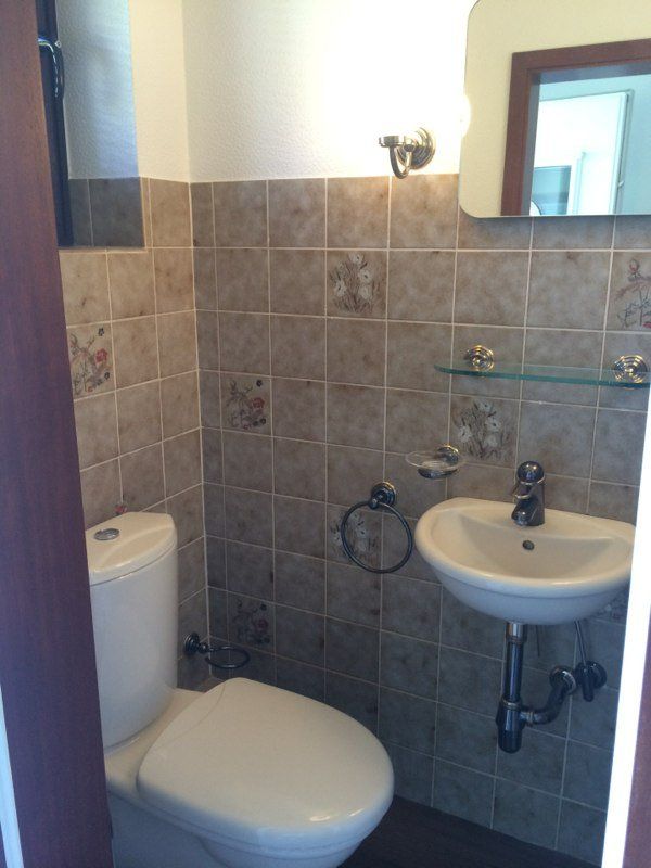 Toilette mit altmodischen Fliesen