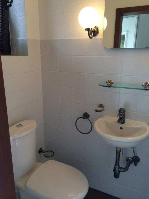 Saniertes Badezimmer mit Toilette und Waschbecken