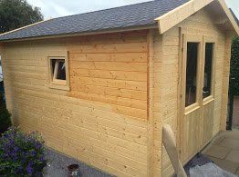 Gartenhaus aus hellem Holz