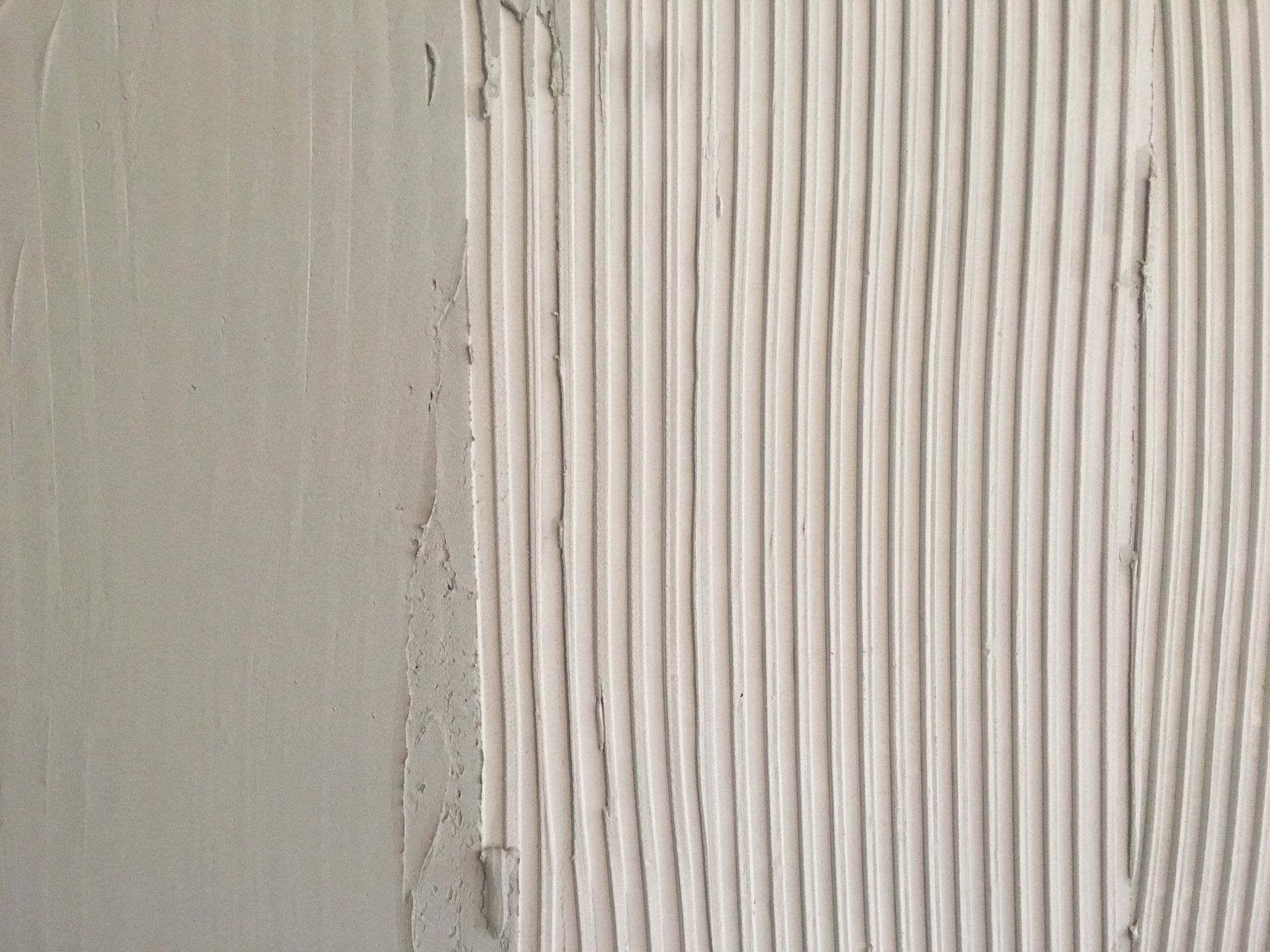 Weiße Wand die verputzt wird