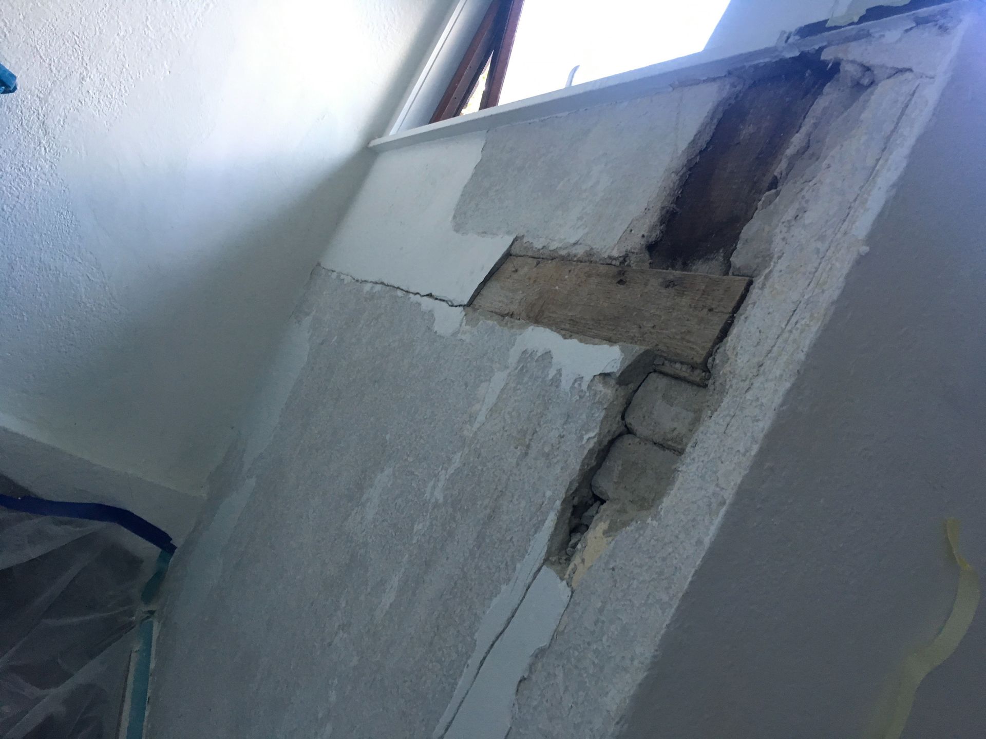 Kaputte ungestrichene Wand