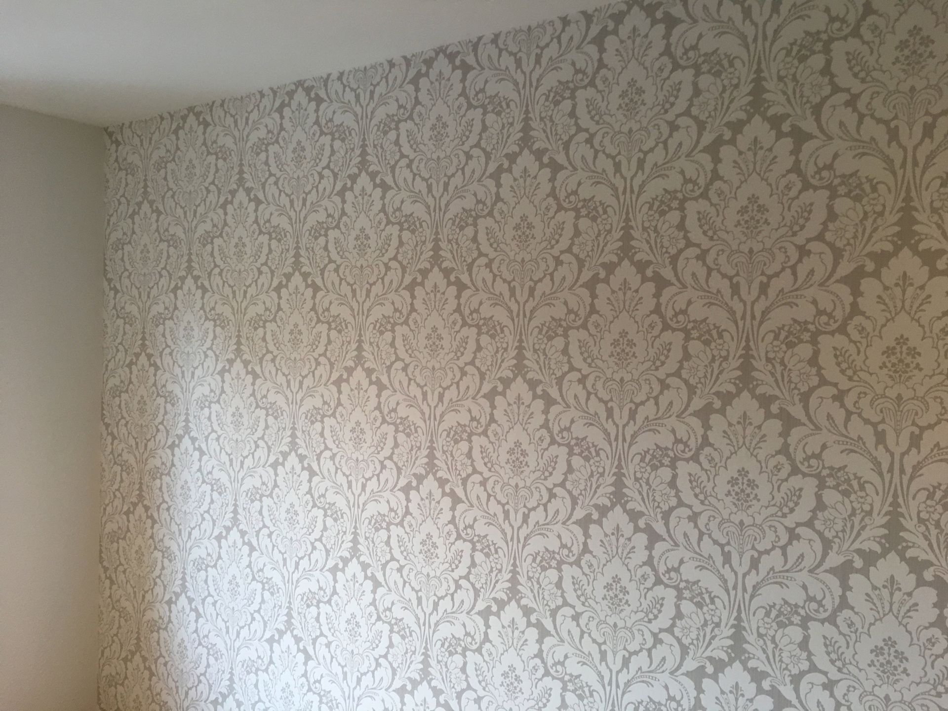 Weiße Mustertapete