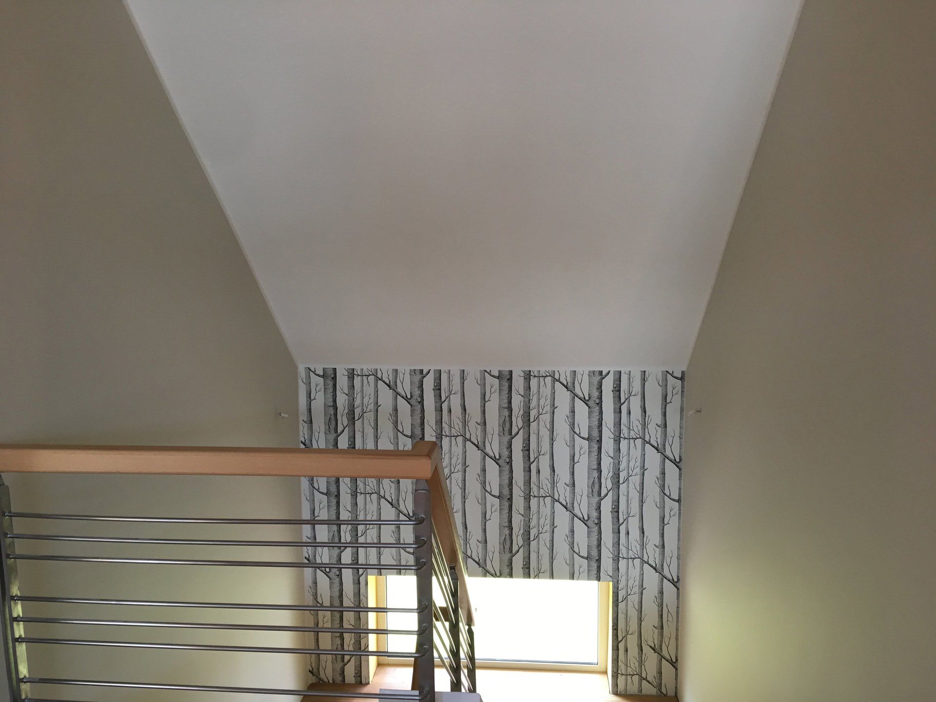 Sicht von Treppe auf Mustertapete